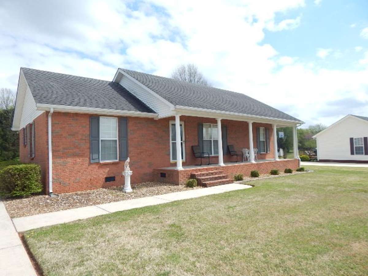 You'll be glad you came by this nice brick on Creek Lane.