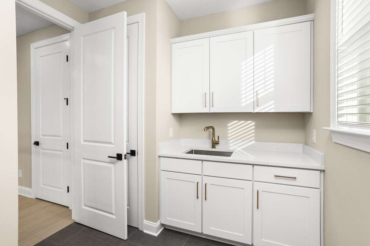 Laundry room with Closet
