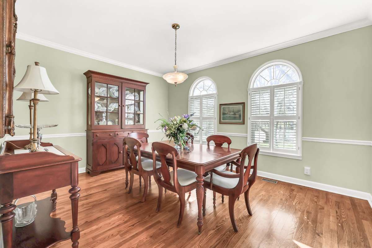 Beautiful hardwood + plantation shudders