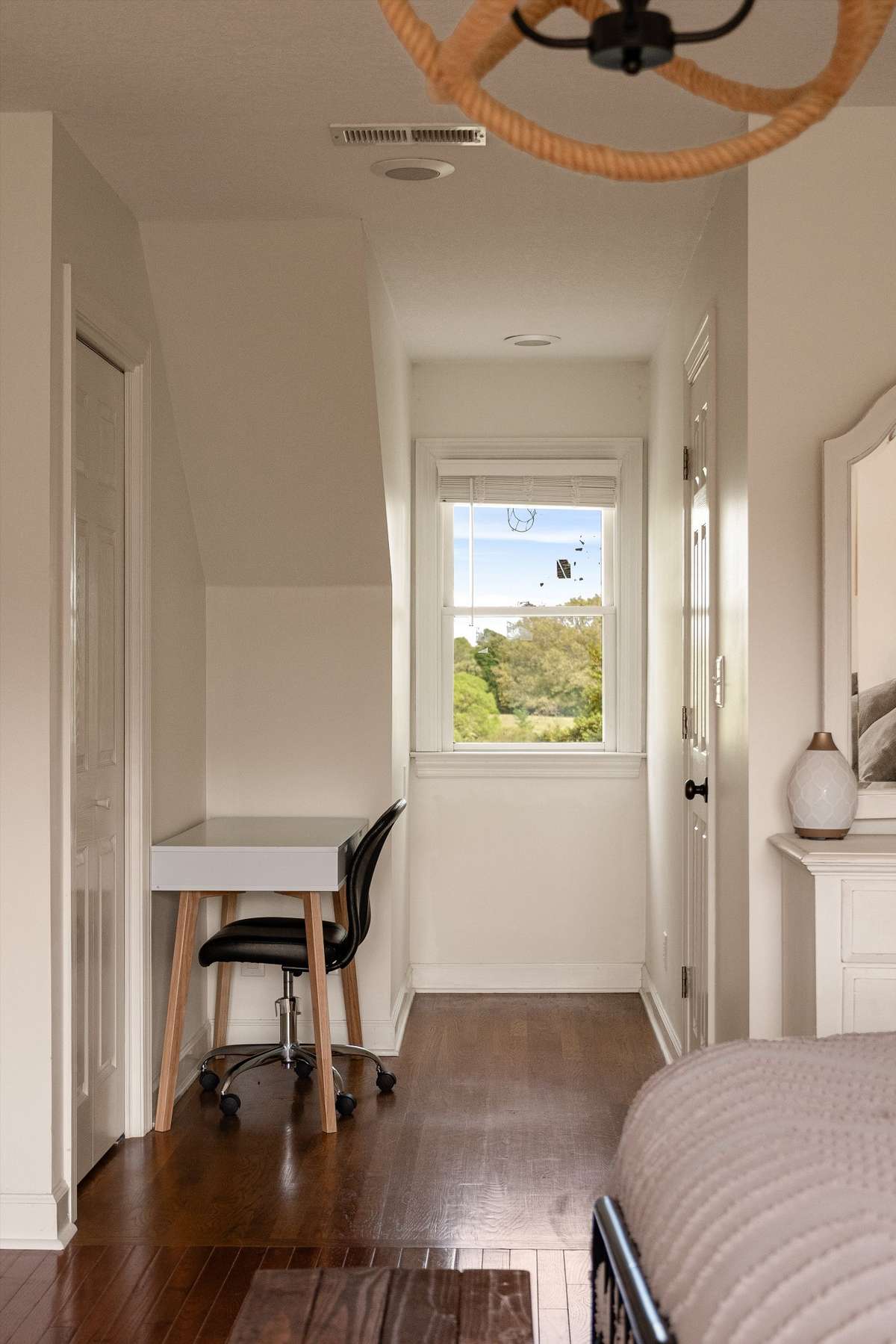 Has 2 large closets