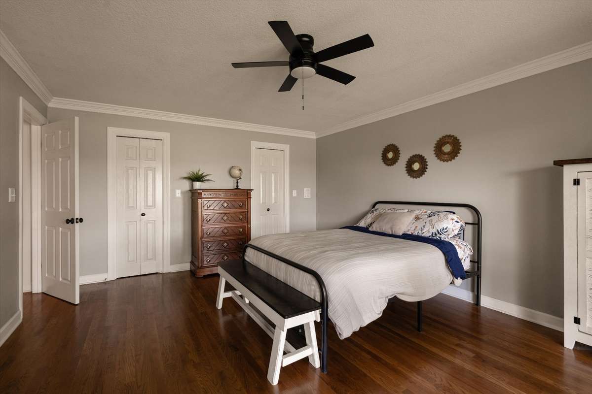 2 walk in closets