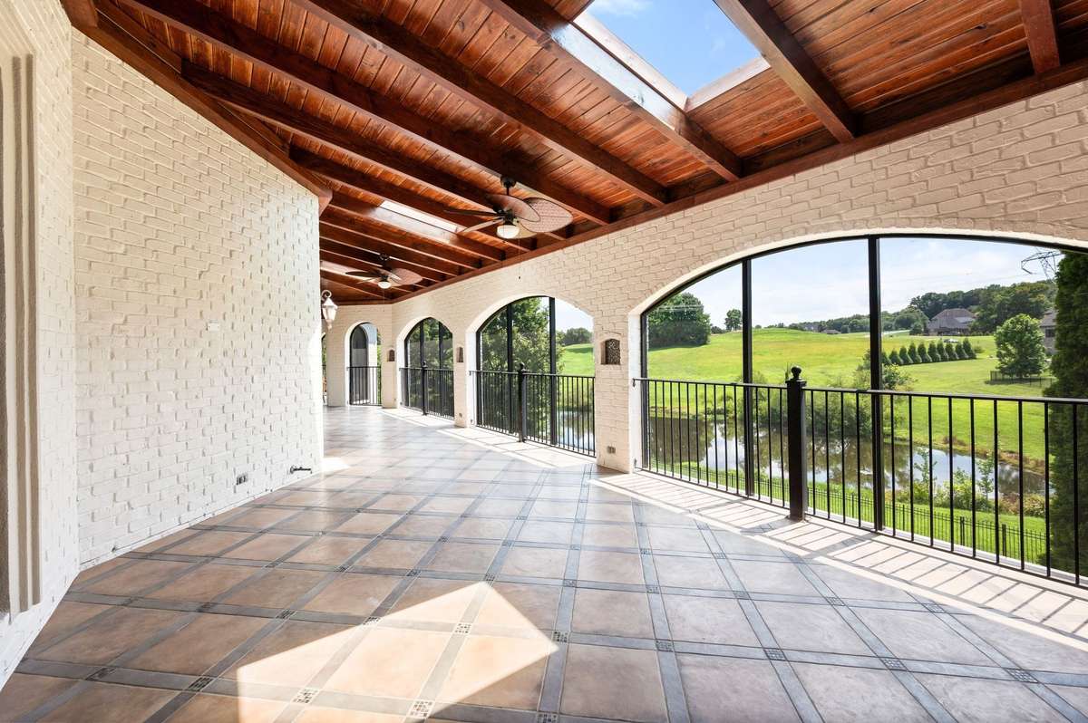 What a palatial area this is!