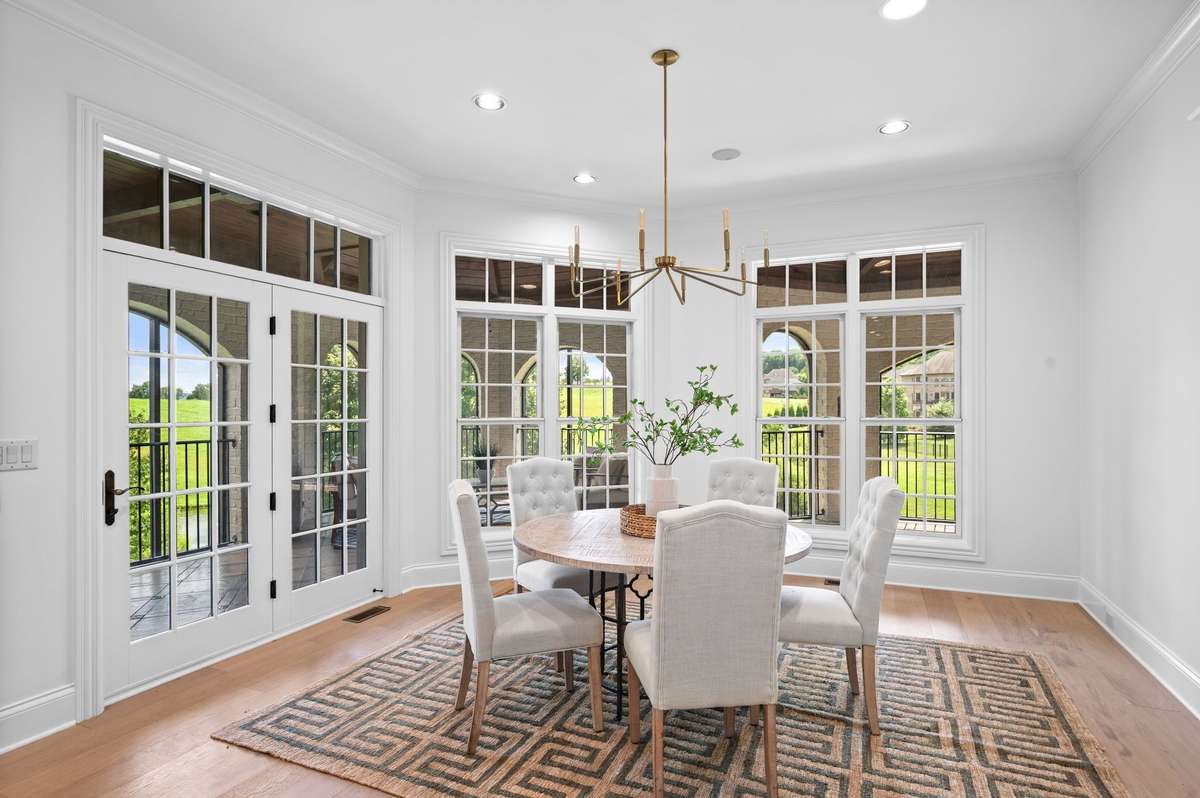 What a sunny breakfast room!