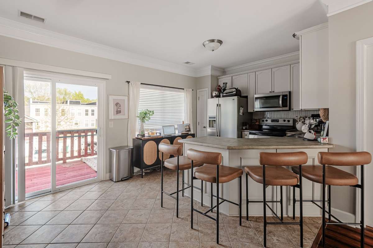 Kitchen with eat-at bar