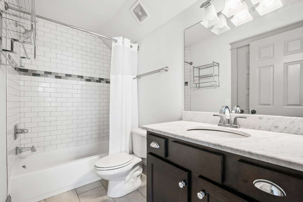 2nd floor full bathroom.