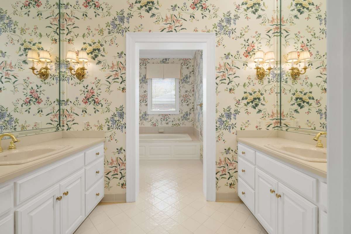 Primary bath with 2 sinks