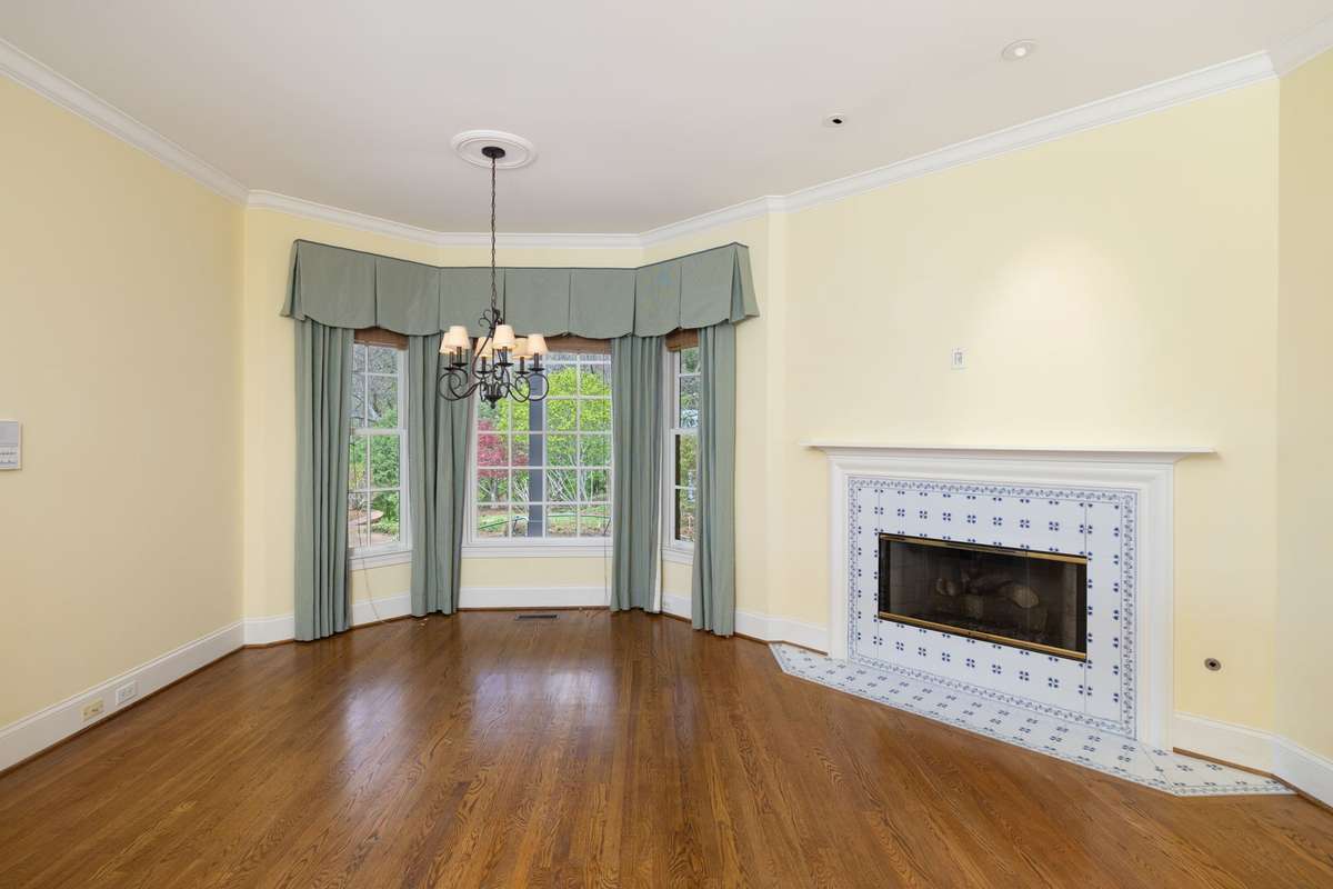 Bay area perfect for kitchen dining table