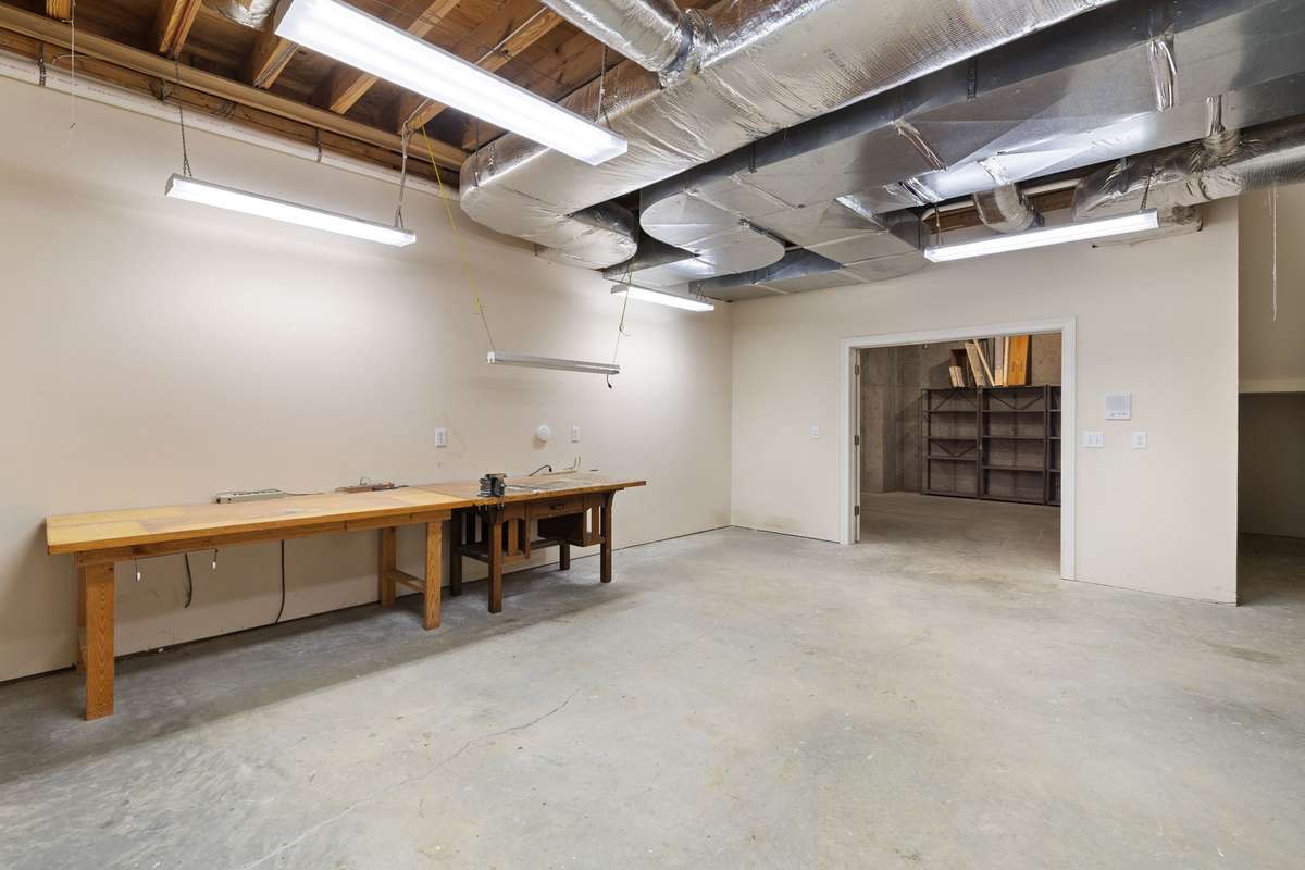 Basement area perfect for workshop, storage, golf simulator.......