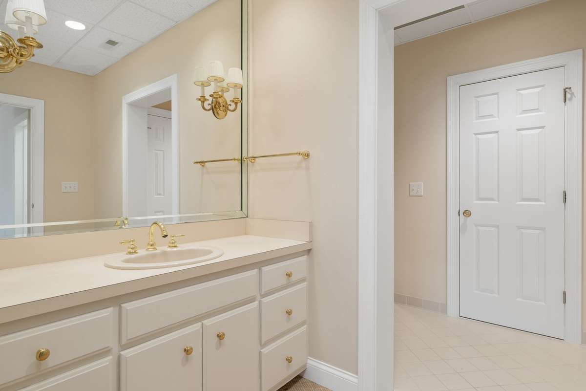 Full bath for bedroom
