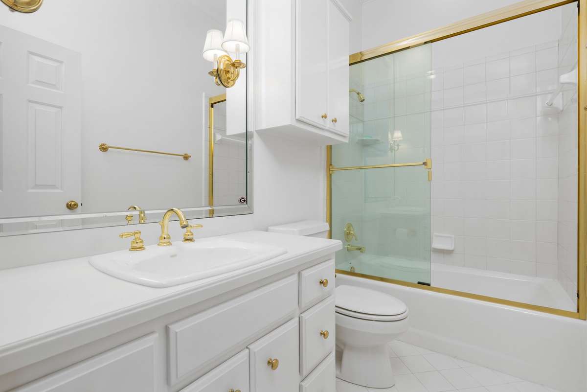Full ensuite bath