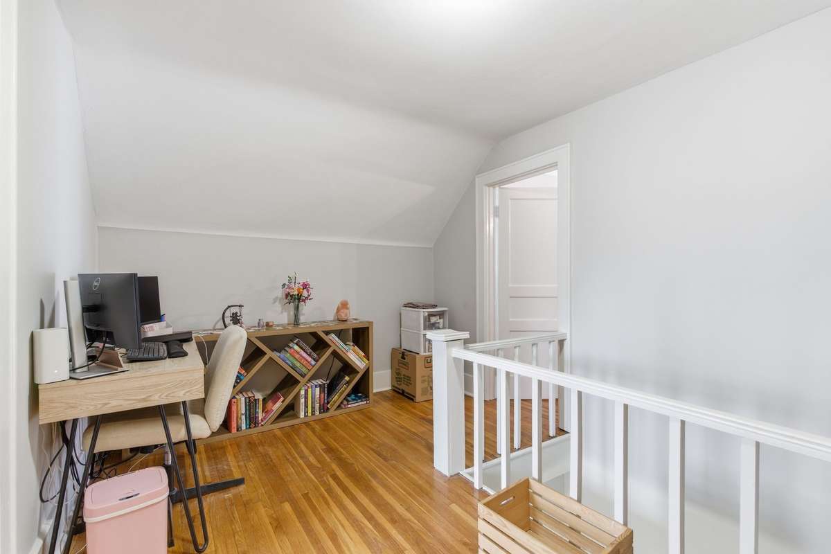Loft area: flexible space here