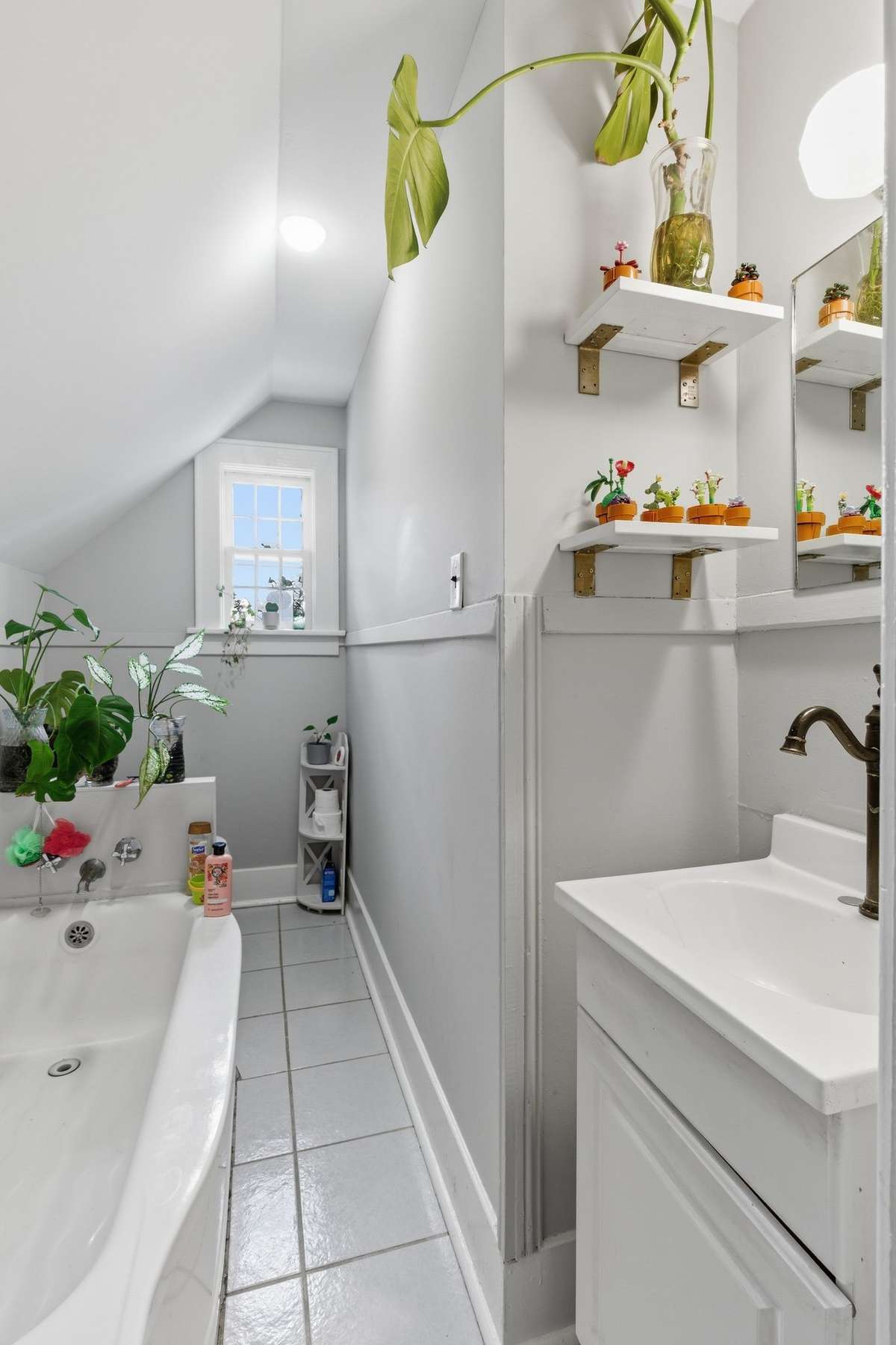 Second floor bathroom, second view