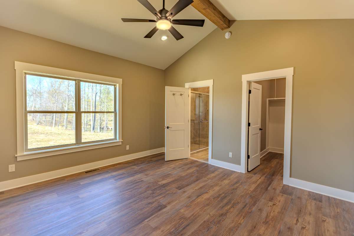 Primary bedrrooms bath and Walk-in Closet