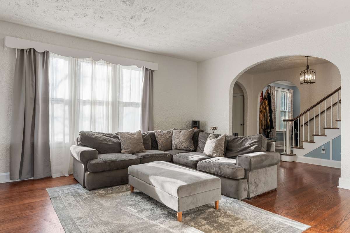 Lovely soft light comes in the living room in the afternoon!