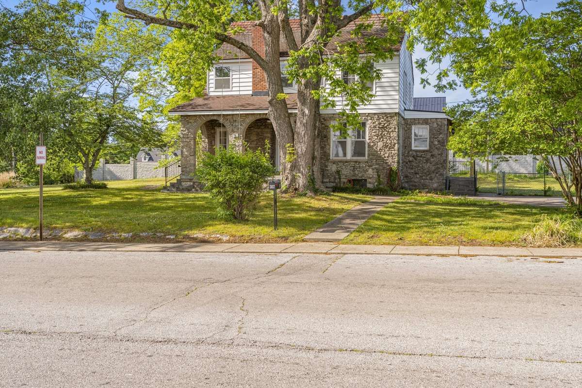 Fantastic location walkable to downtown Carthage. Get your daily steps in walking this charming small town!