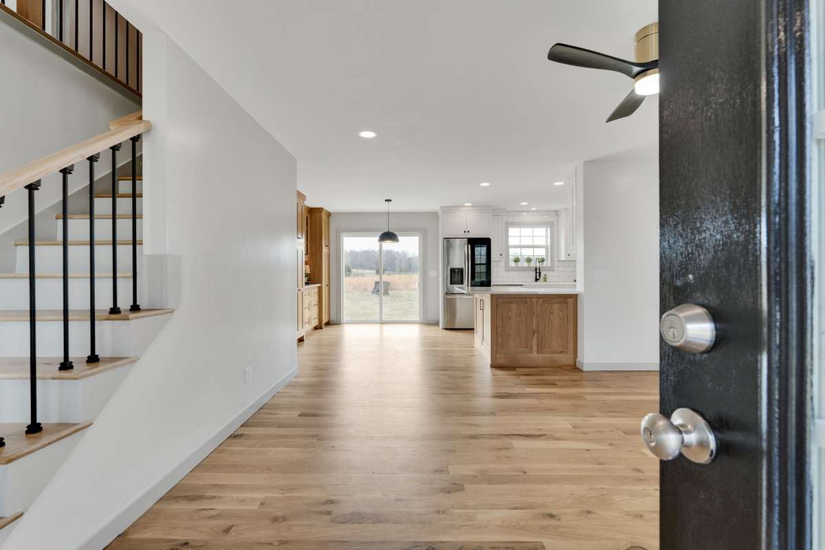 Gorgeous New Build (2024) with soooo many upgrades and personalizations!  Locally-sourced White Oak Wood Floors!