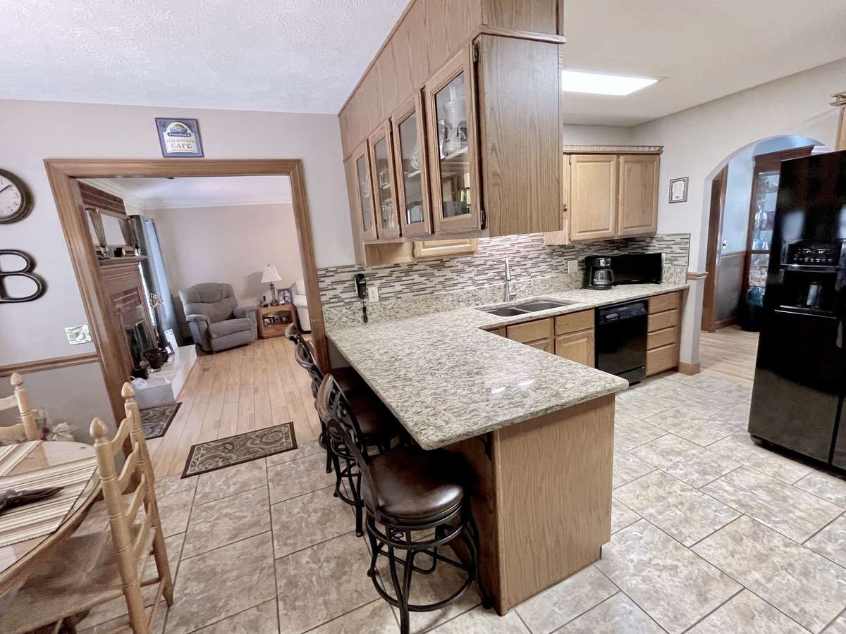 Spacious Kitchen, Breakfast Nook and Large Seating Bar