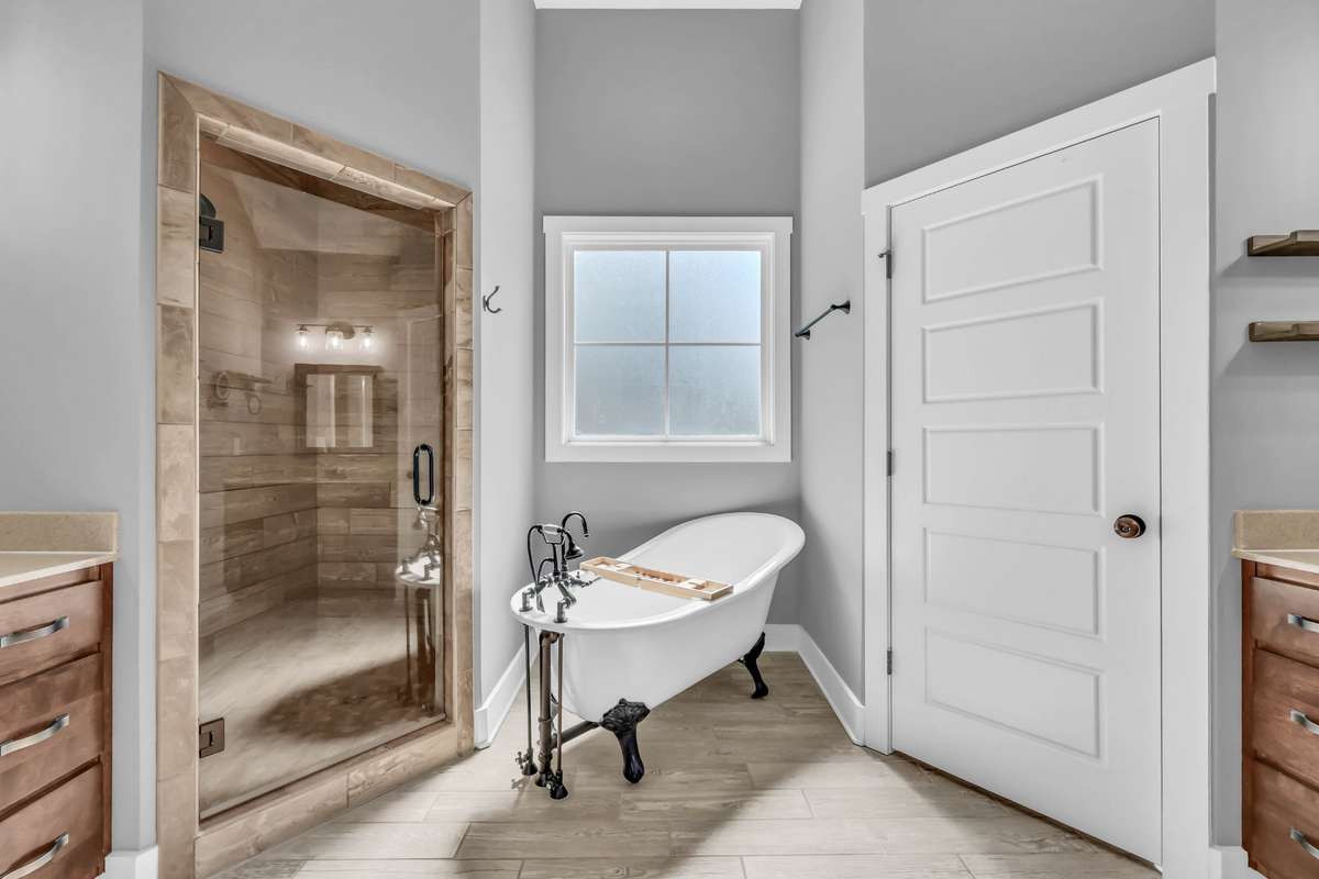 Spa bath with free-standing tub