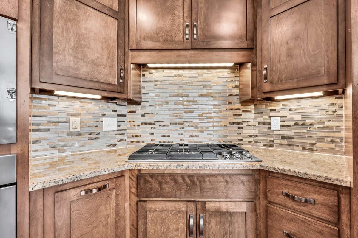 Pretty tile backsplash, natural gas cooktop. Undercabinet lighting.