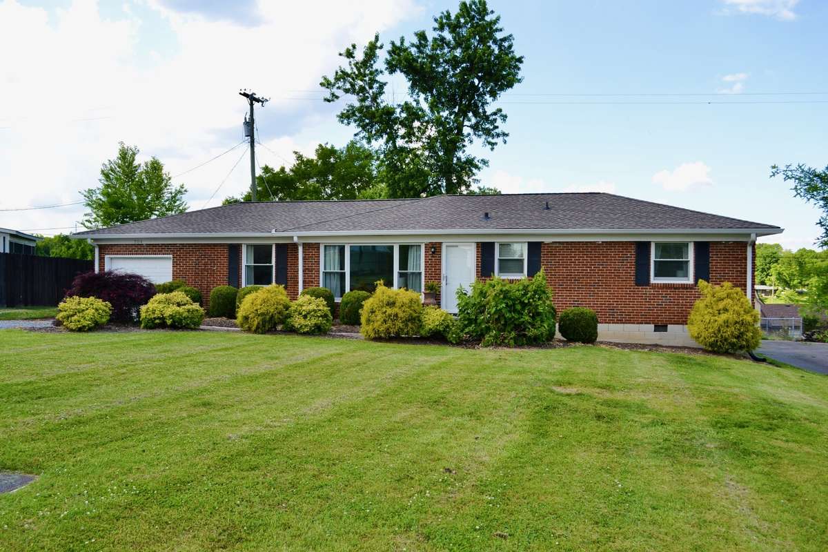 Ranch minutes from downtown and walking distance to Shelby park and Green-way