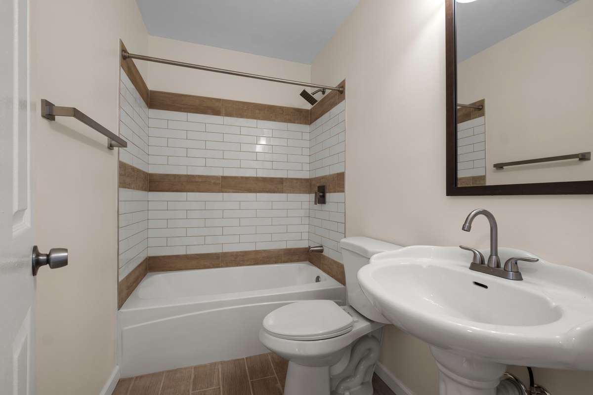 Note the beautiful tiled surround tub/shower combo!