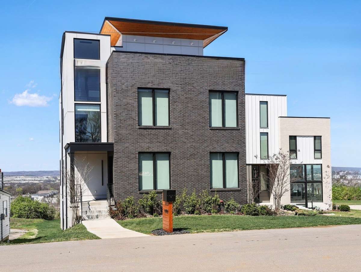 Hill Circle is more than just a location; it's a hidden treasure. A contemporary masterpiece presents a once-in-a-lifetime opportunity to revel in unobstructed, awe-inspiring views & natural light.