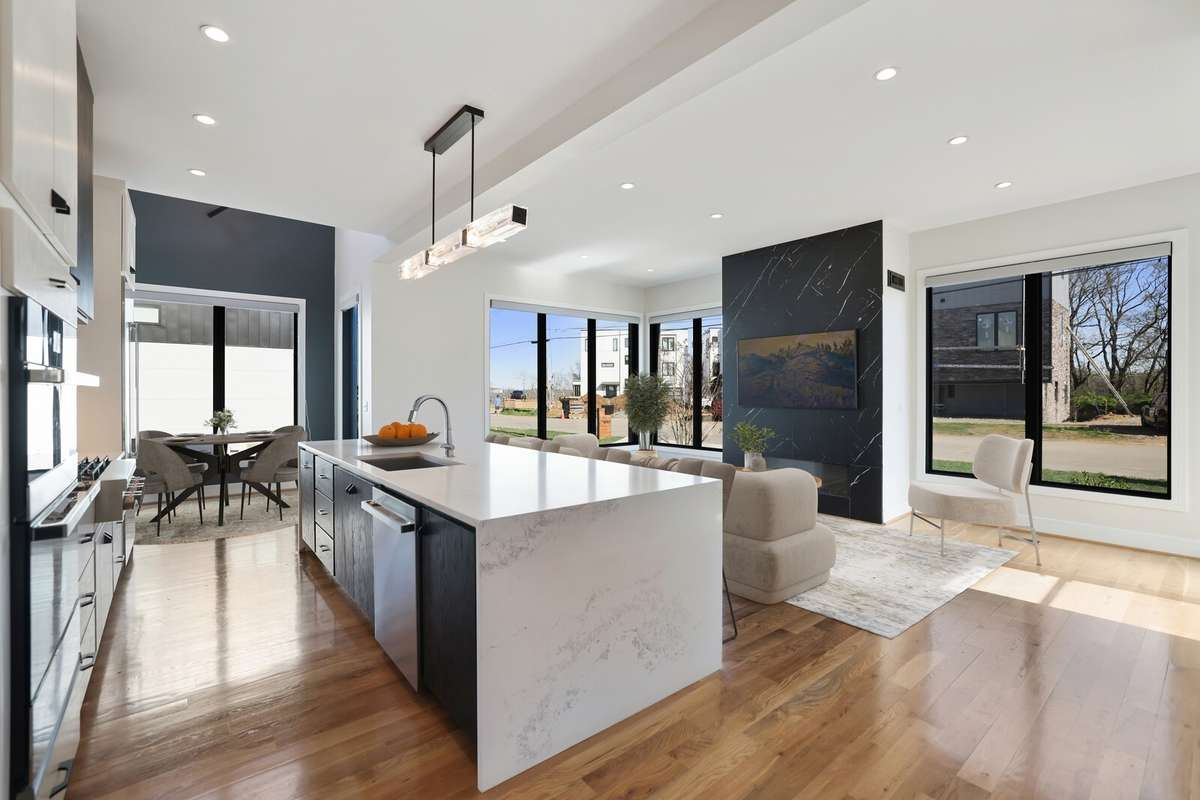 This contemporary gem sits on a 0.25-acre yard that's less than 6 miles to downtown and just minutes away from airports, restaurants and shopping.