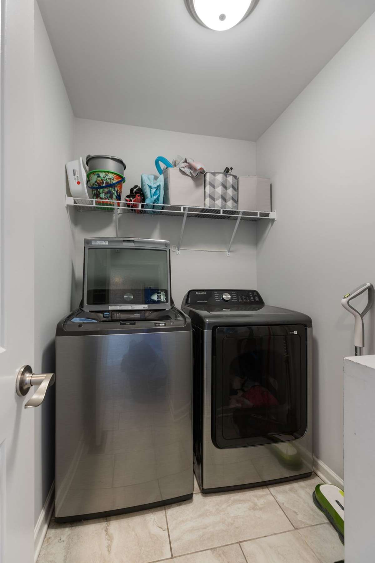 Laundry room (washer and dryer convey)