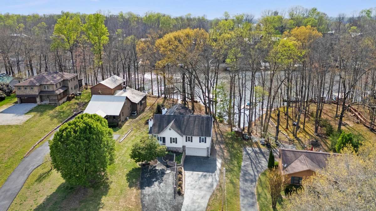 Welcome to your lake house! 645 Wildwood Trace, Winchester, TN 37398