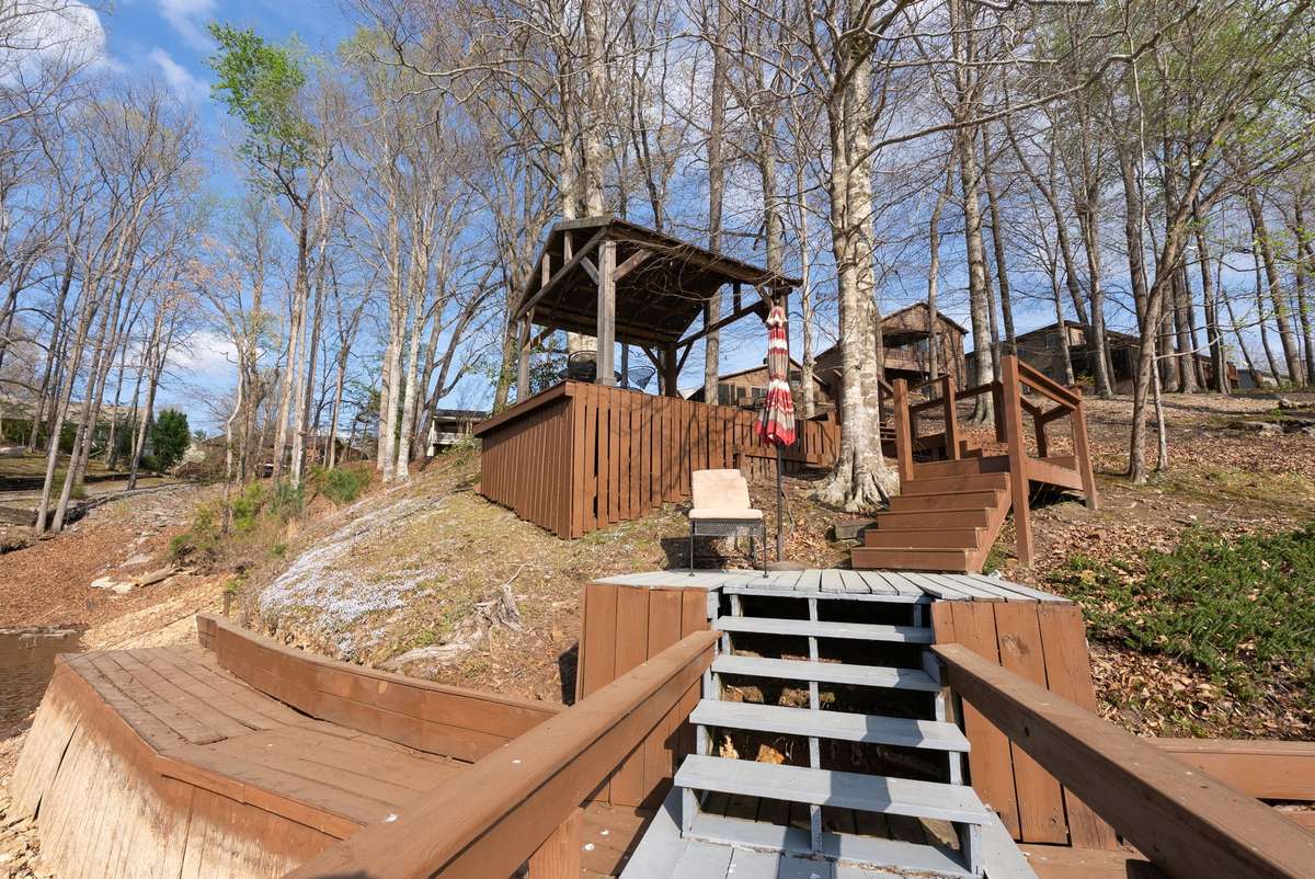 Newly updated stairs! 645 Wildwood Trace, Winchester, TN 37398