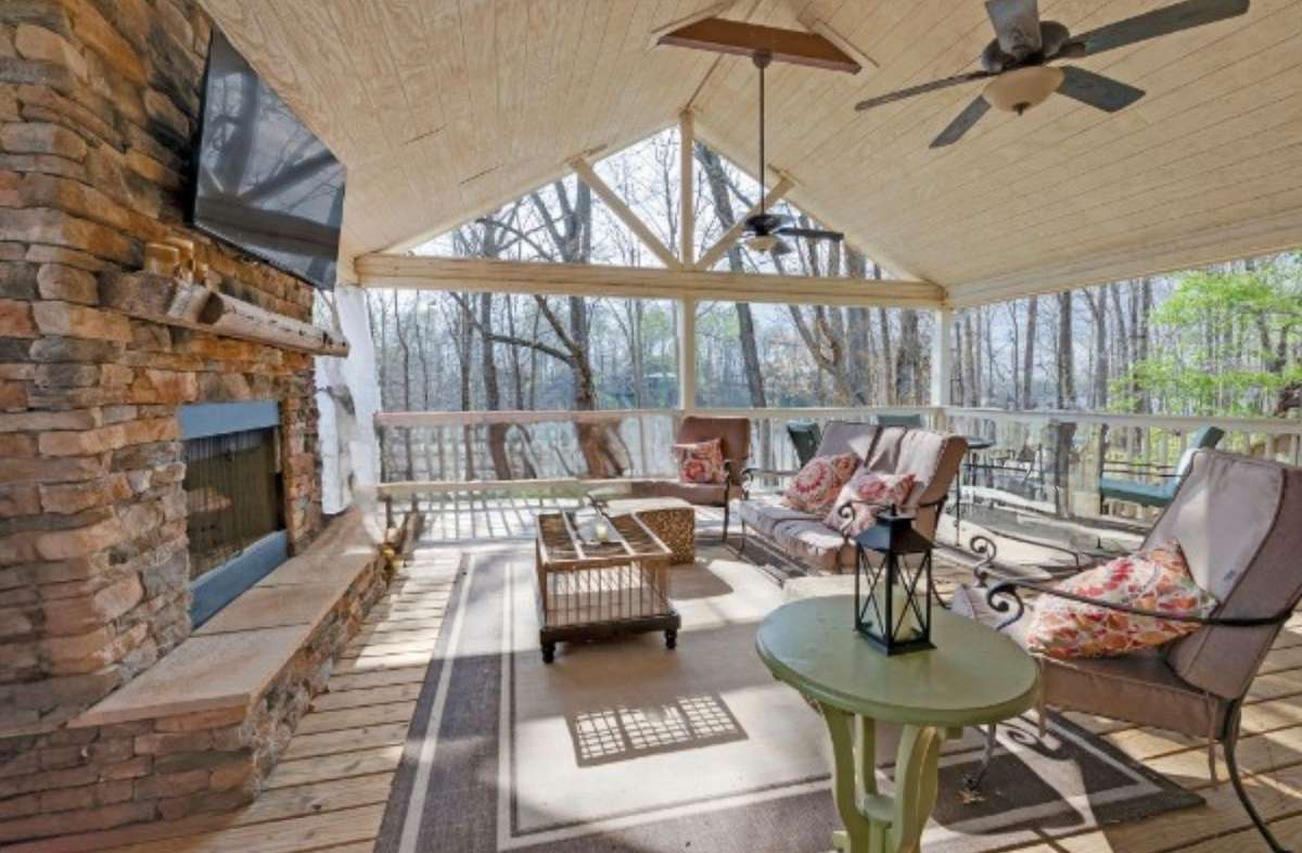 This is the space where everyone will want to gather! 645 Wildwood Trace, Winchester, TN 37398