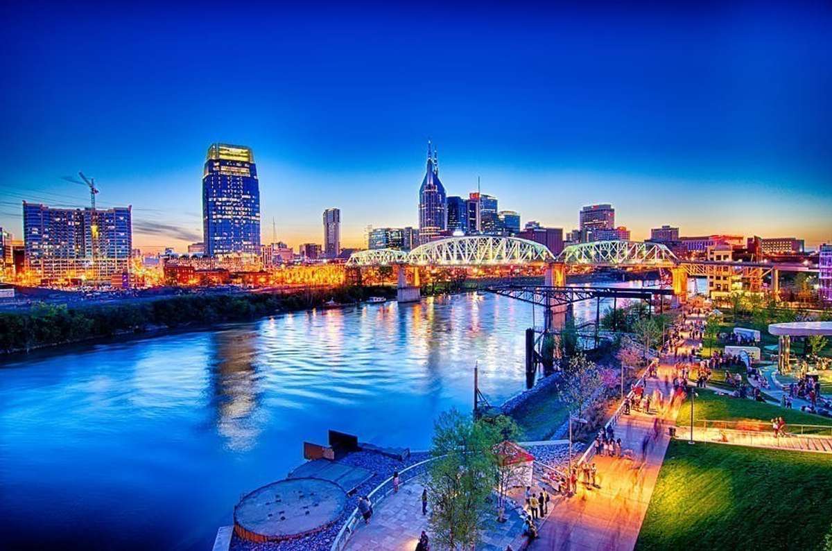 Downtown Nashville - 25 minutes from Oxford Station to Broadway!!