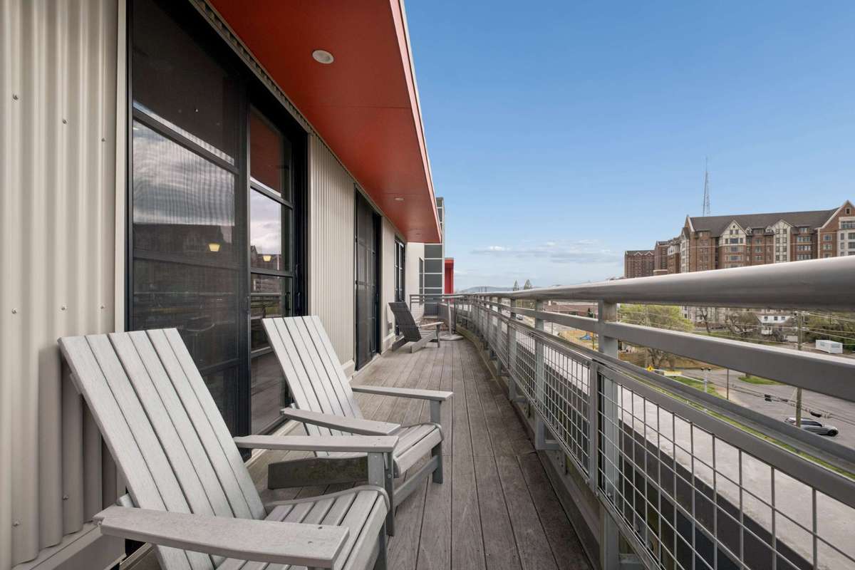 Lounge exterior balcony (5th floor)