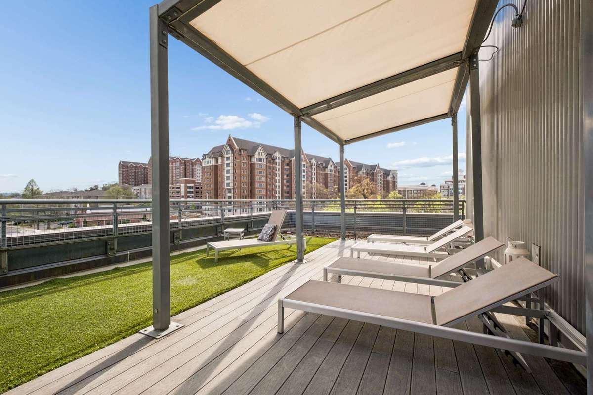 Rooftop deck residents (5th floor)