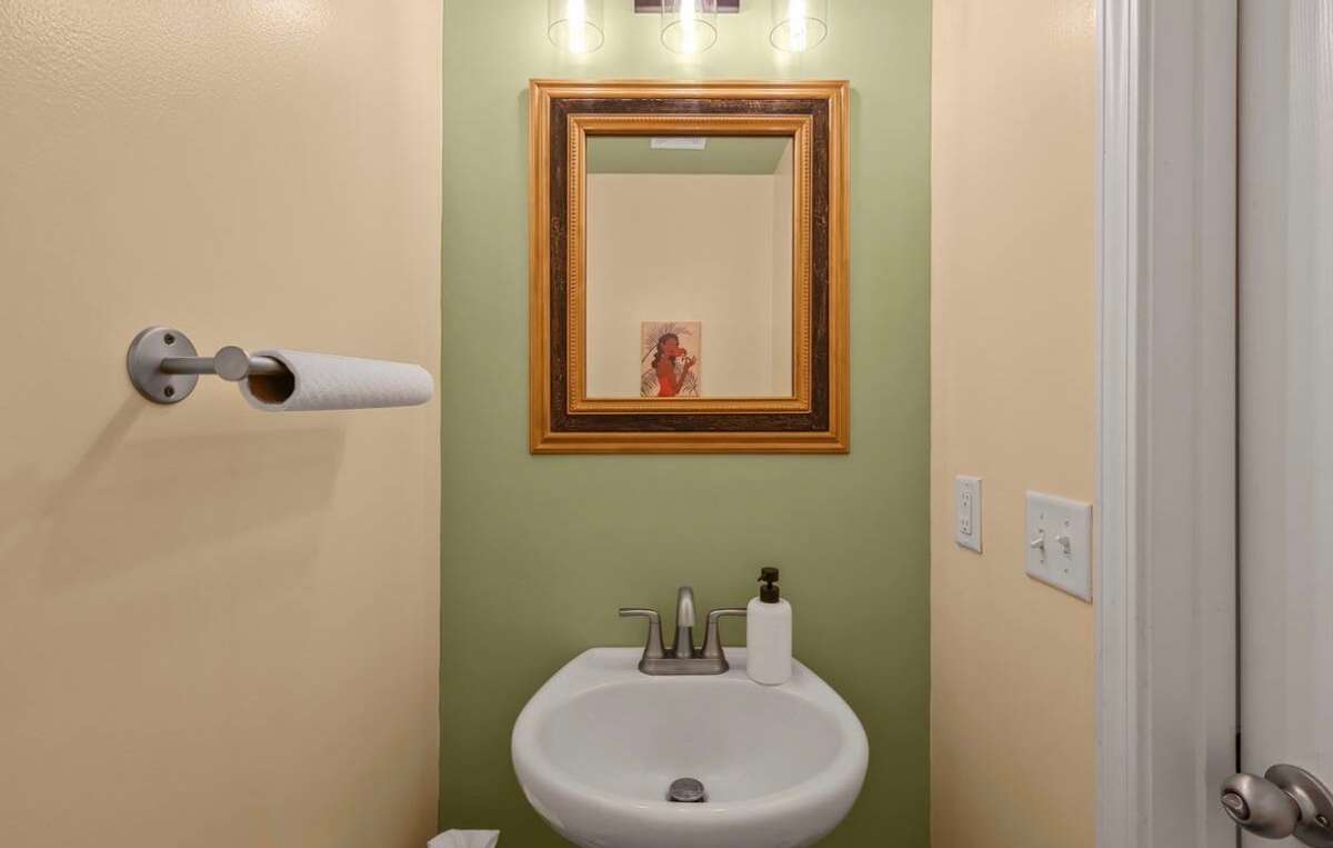 1st floor 1/2 bathroom
