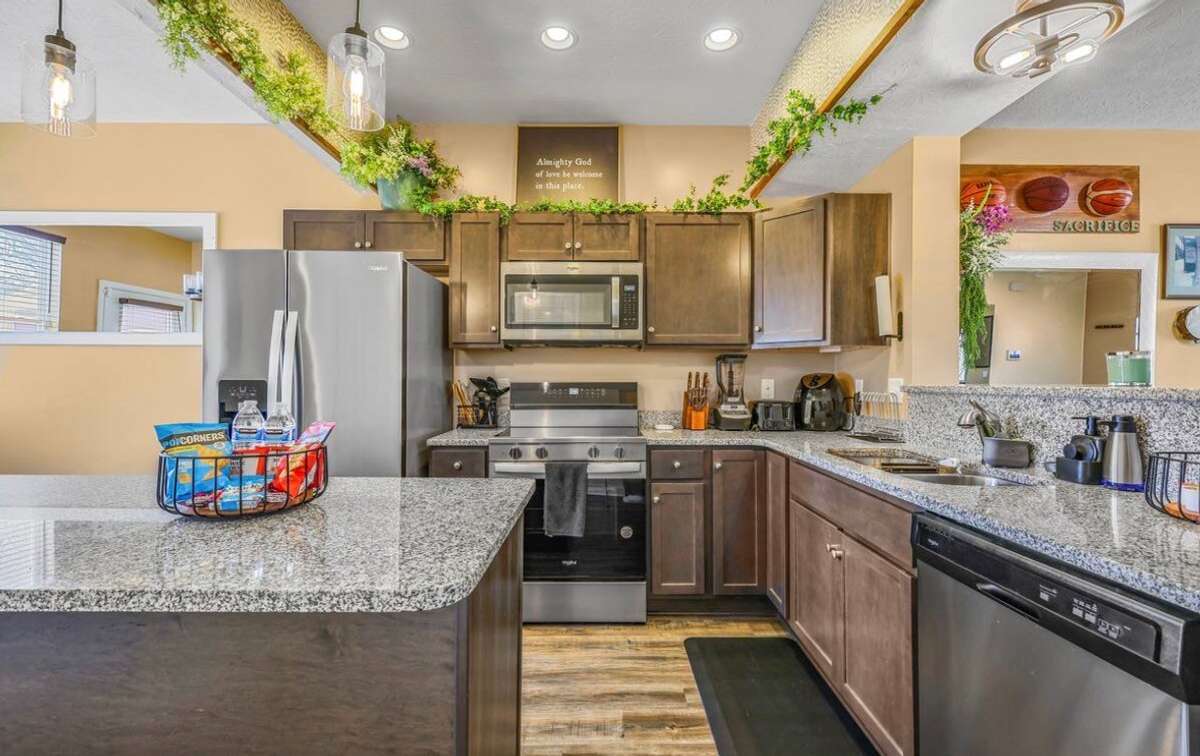 Kitchen with island/granite counters
