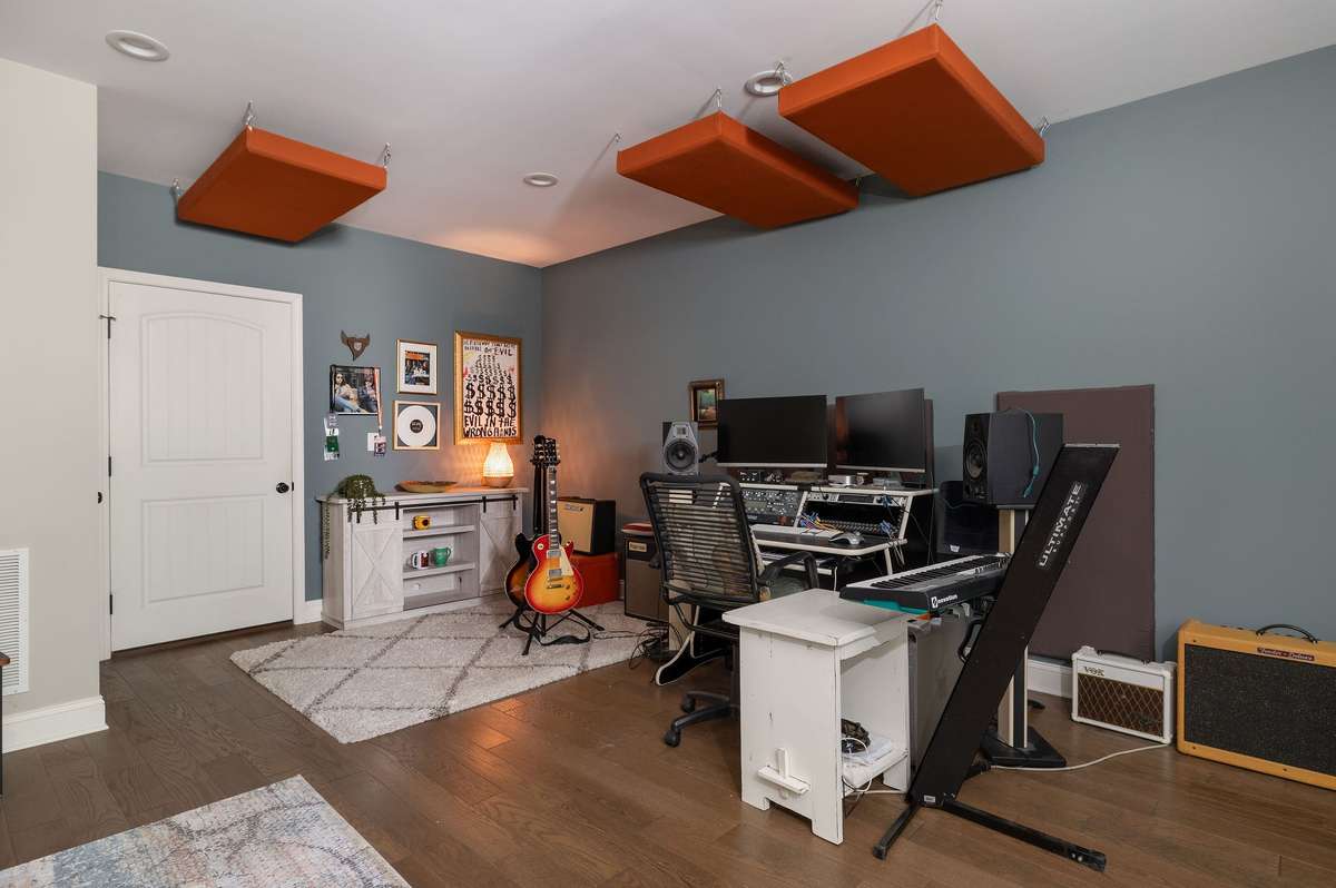 Studio, 4th bedroom, In-law suite or income potential to rent.