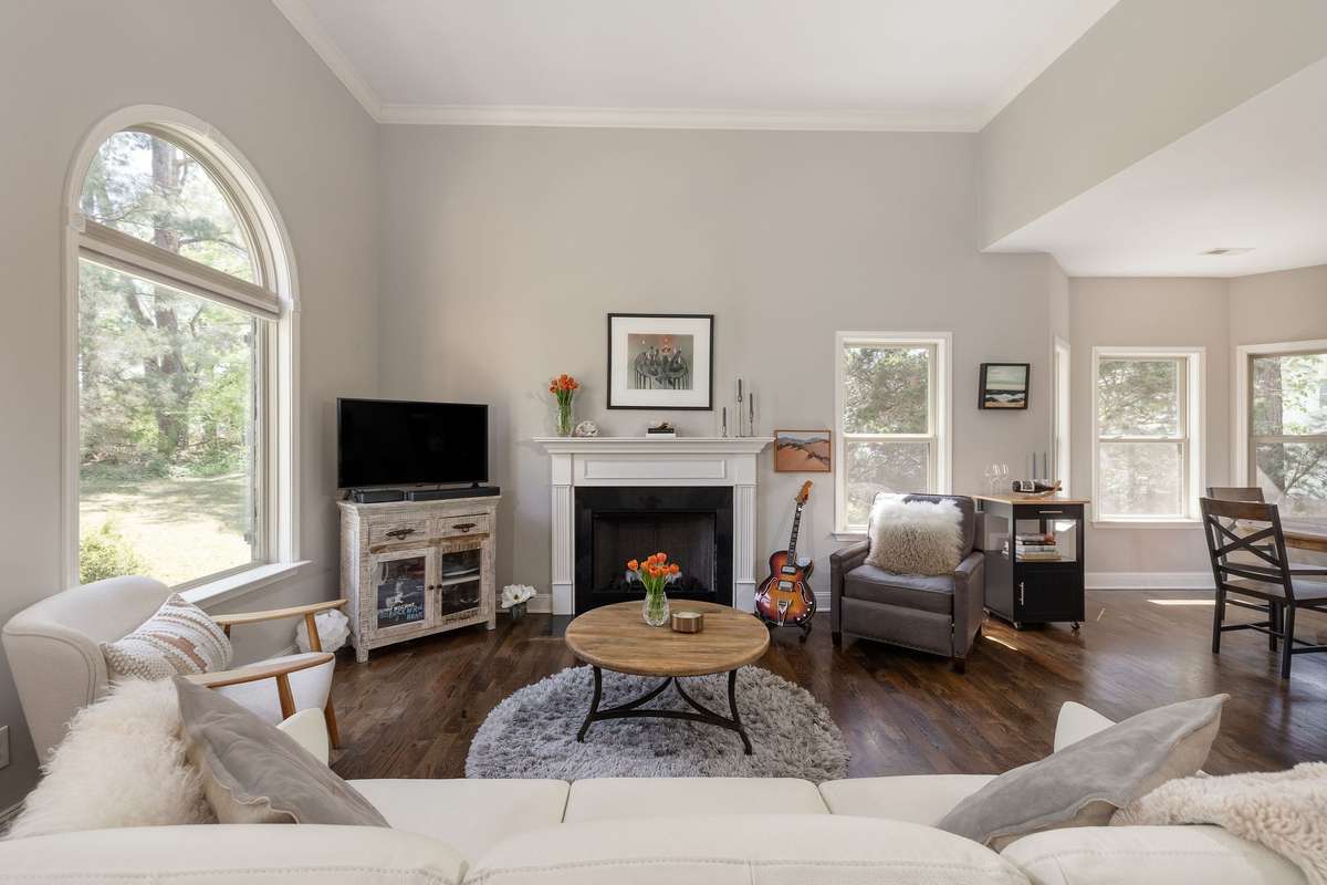 High ceilings, cozy gas fireplace and finished hardwood floors throughout, you don't want to miss this one:)