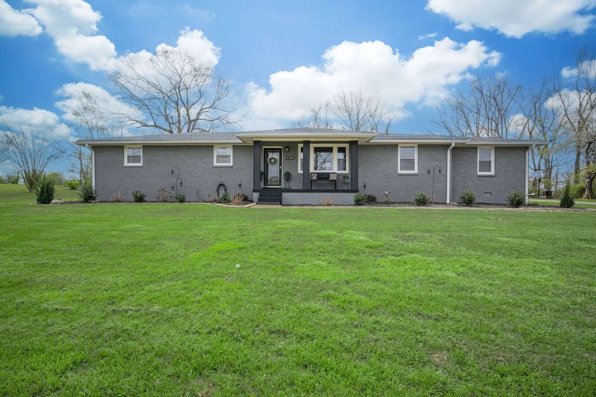 LOCATION, LOCATION, LOCATION!!!!
*Note: Green Grass Edits on all Exterior Photos