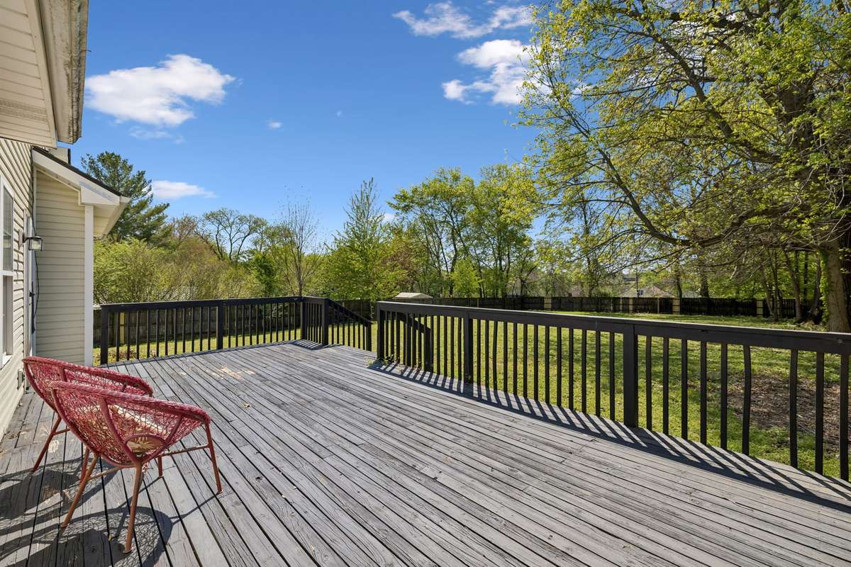 Oversize deck oversee the fully fenced yard