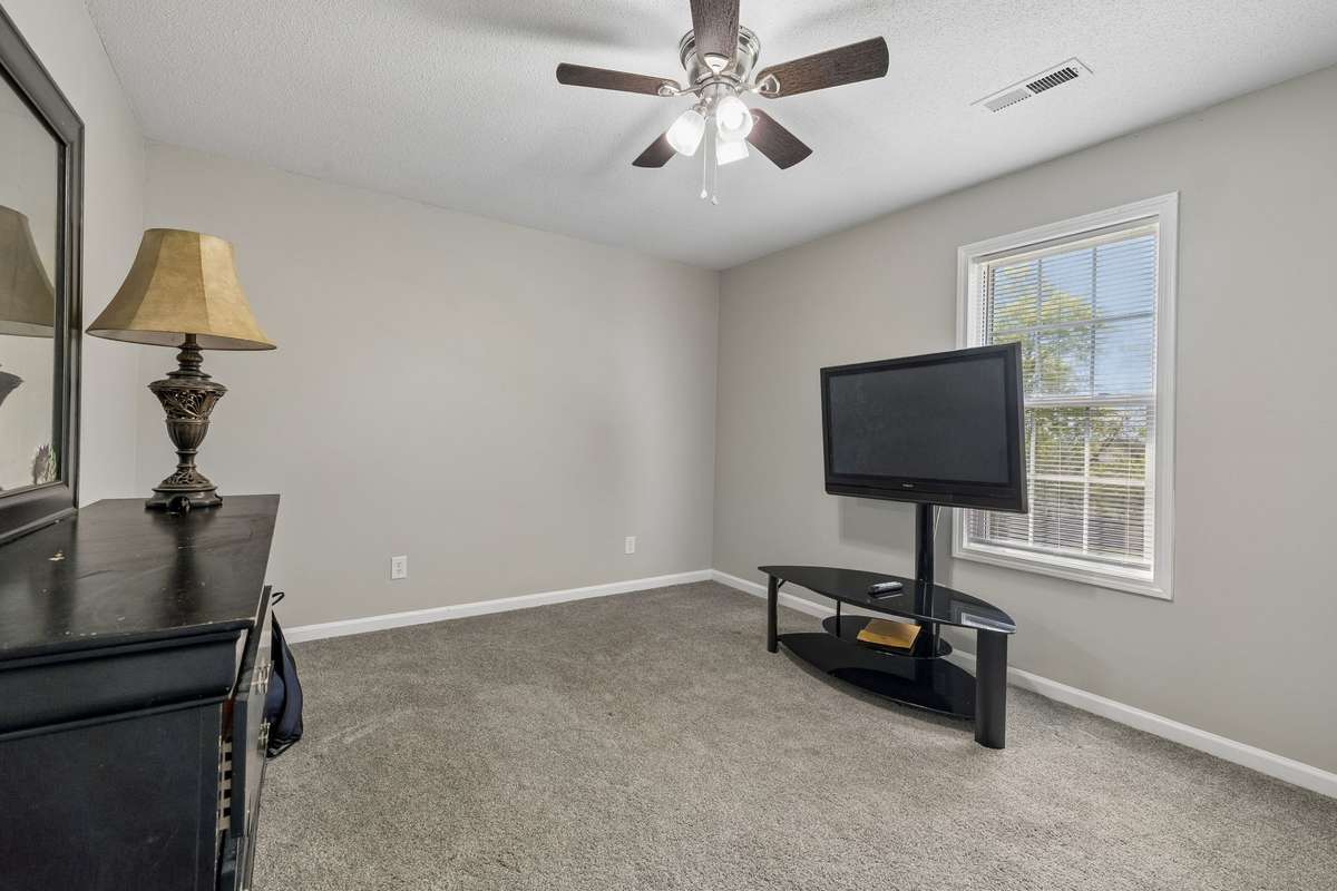 Upstair large bedroom 1