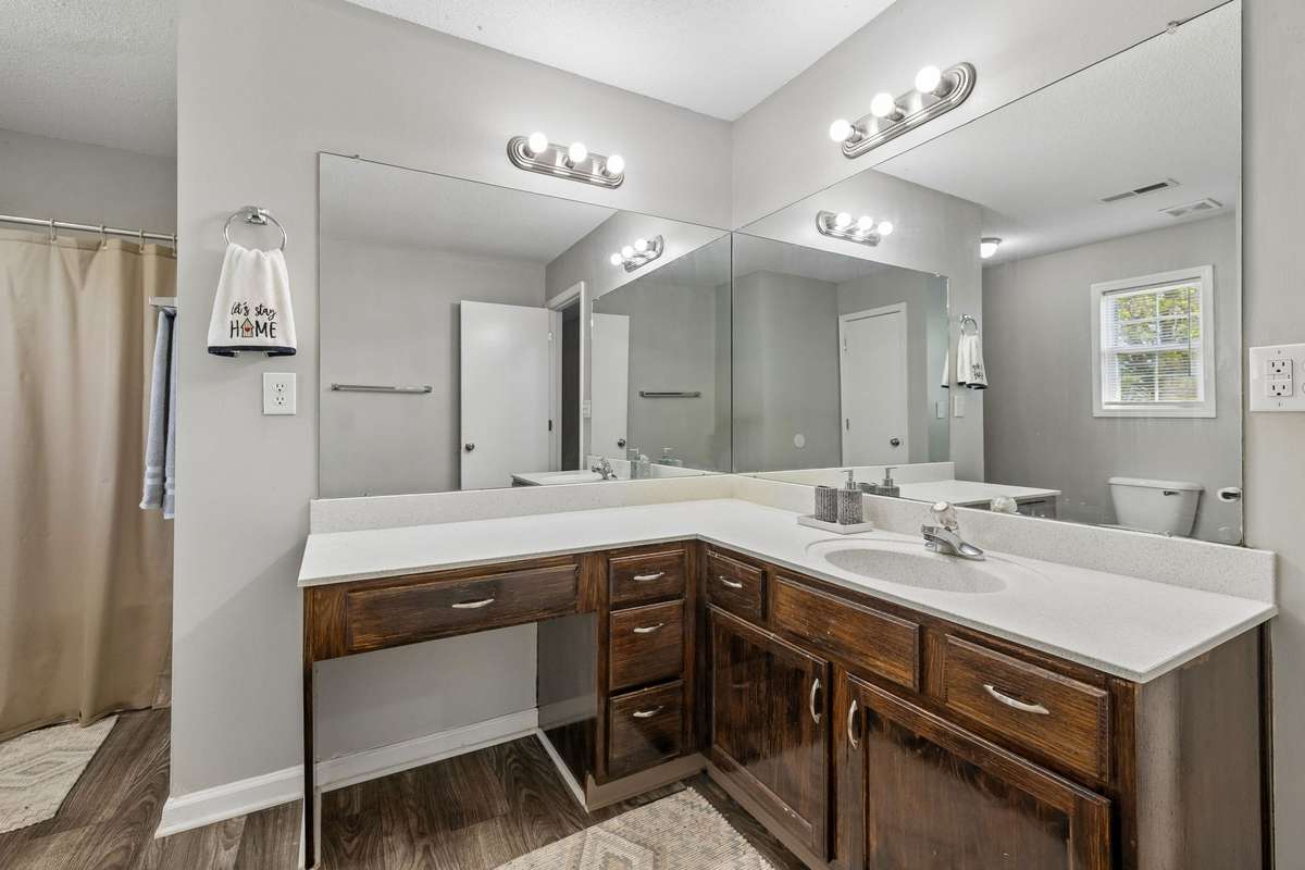 Large bathroom on the 2nd floor