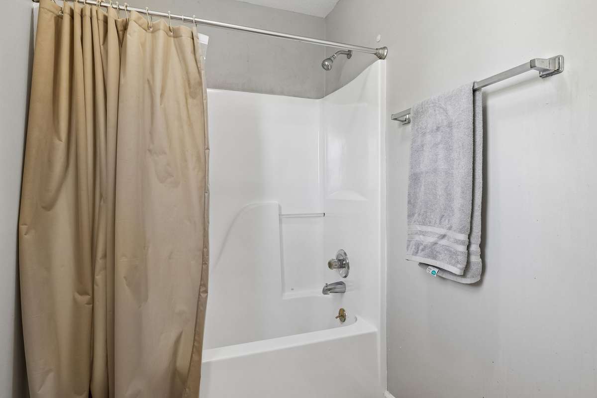 Shower in the 2nd bathroom