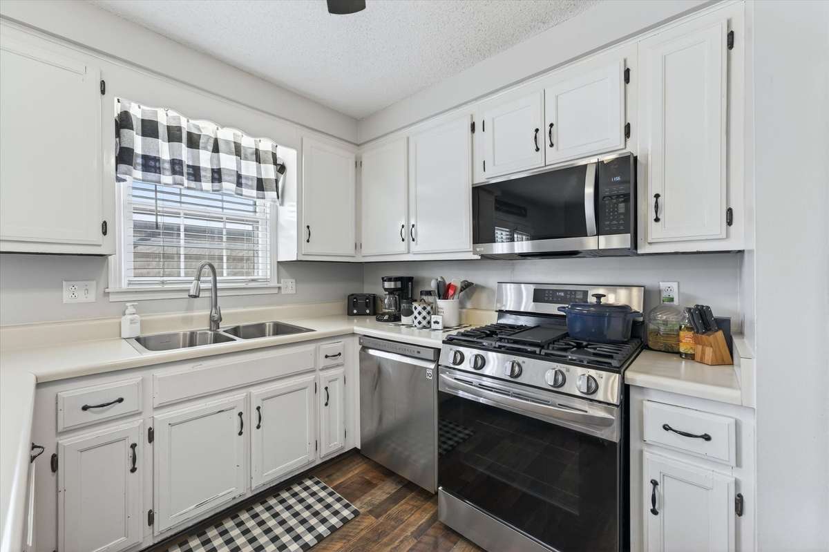 All stainless steel appliances less than 2yrs old!