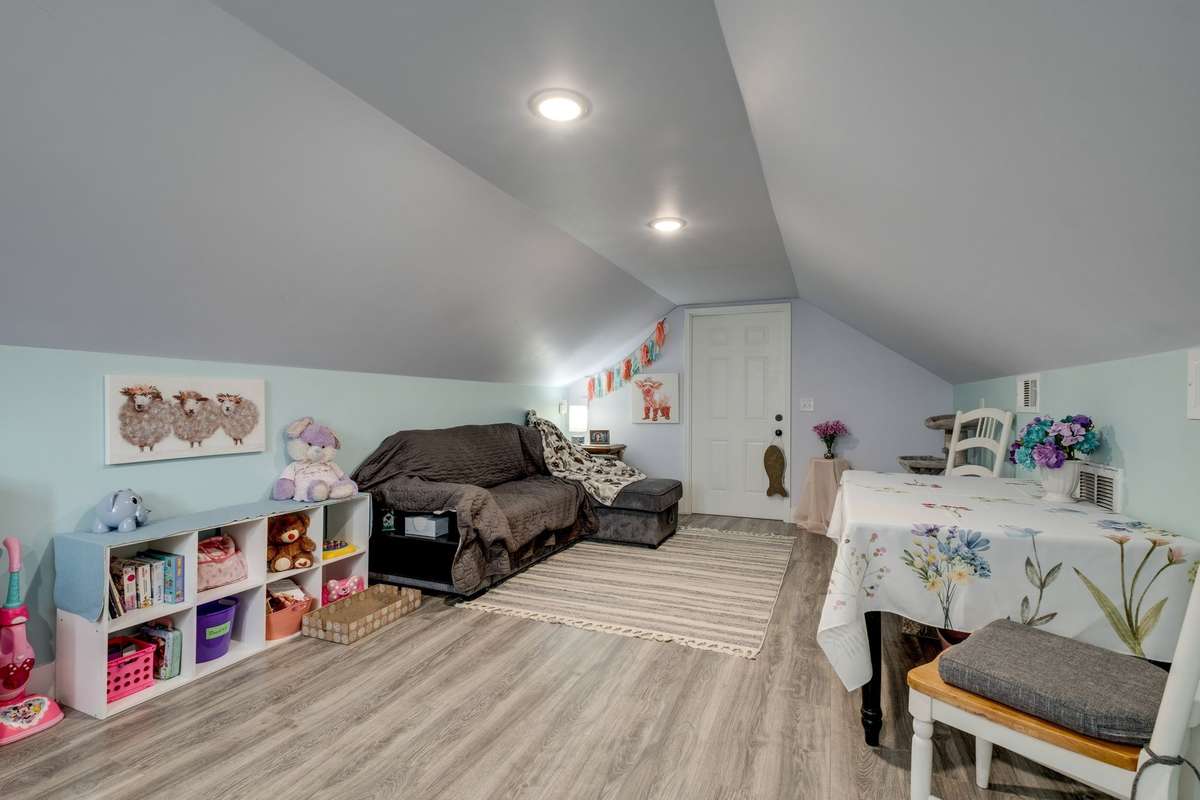PRIVATE Guest Bedroom on the 2nd Floor
