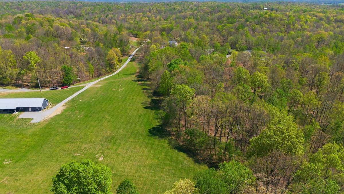 Approx. 1 Hour + 10 Minutes to Nashville International Airport + Music Row!!!
NOTE: Green Grass Edits on Exterior Photos