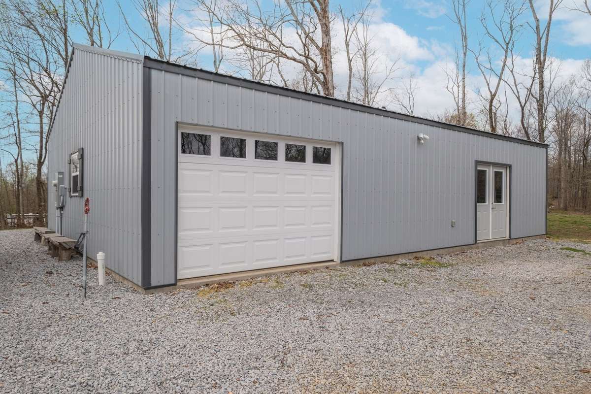 GUEST HOUSE/DETACHED GARAGE OF YOUR DREAMS (40x30)
NOTE: Green Grass Edits on Exterior Photos