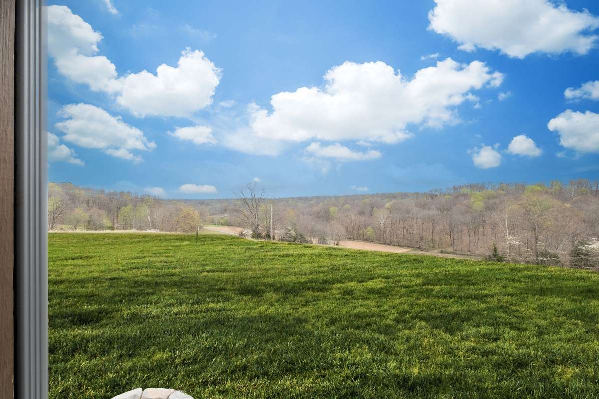 Country Road.....Take Me Home!!!
NOTE: Green Grass Edits on Exterior Photos