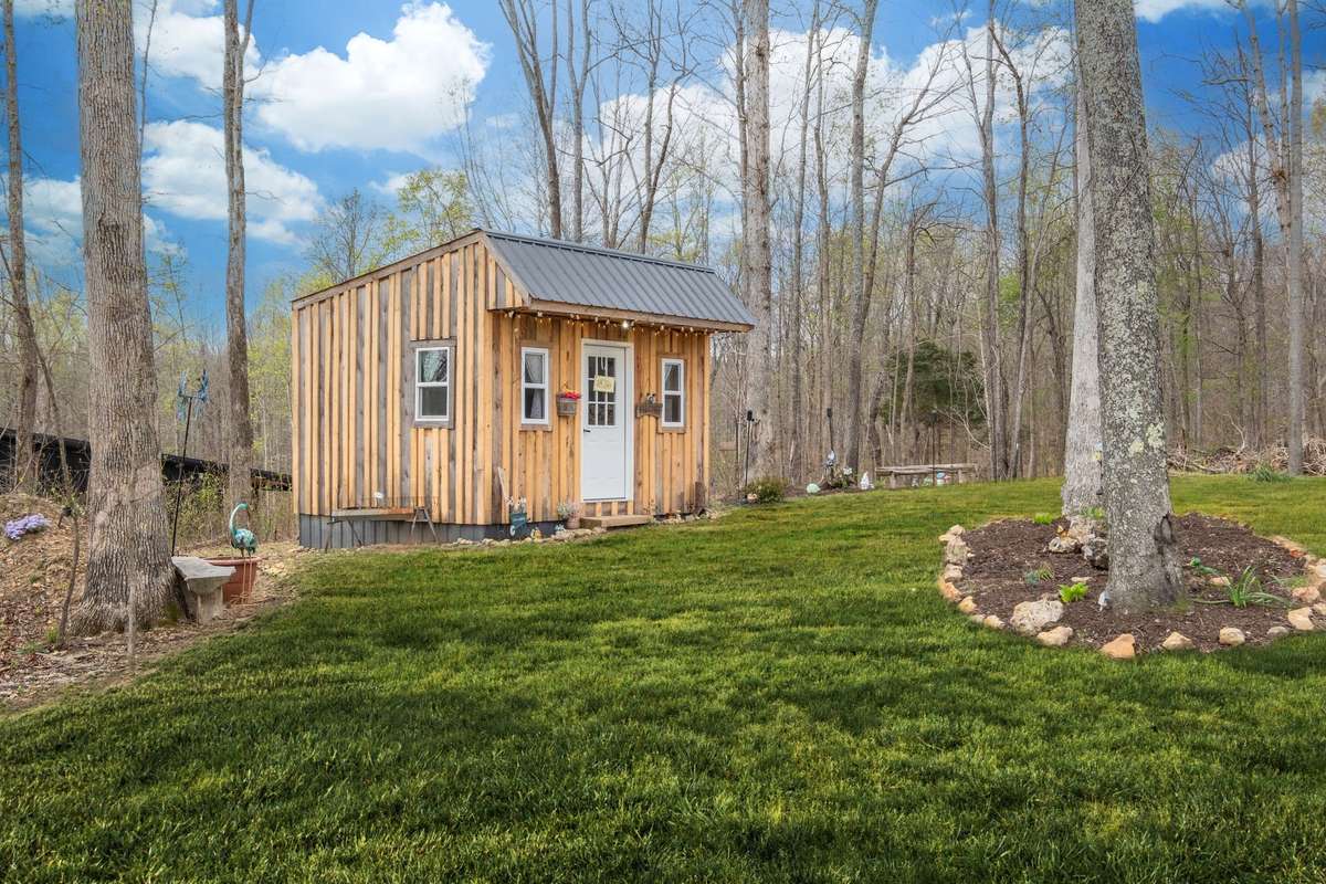 "She Shed* that would make a Private Home Office, Home School Area or Adorable Playhouse
NOTE: Green Grass Edits on Exterior Photos