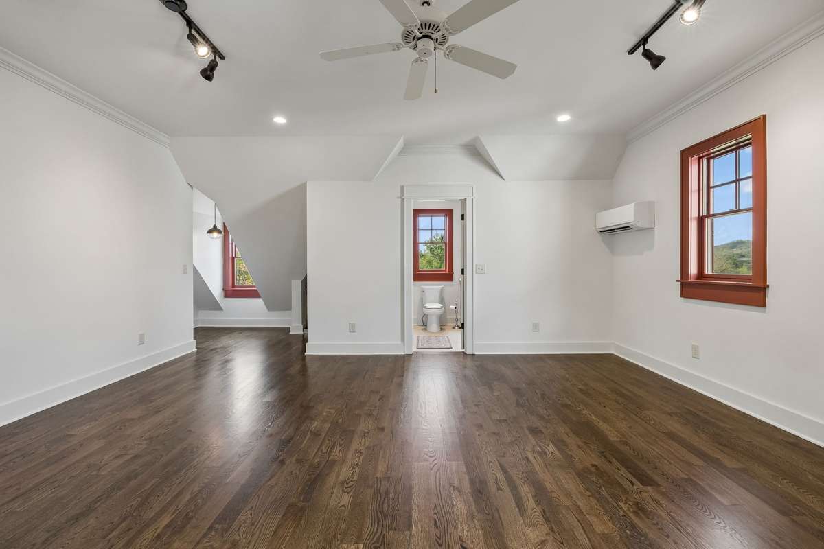 Flexible living space! Studio with full bath in Carriage house above the garage.